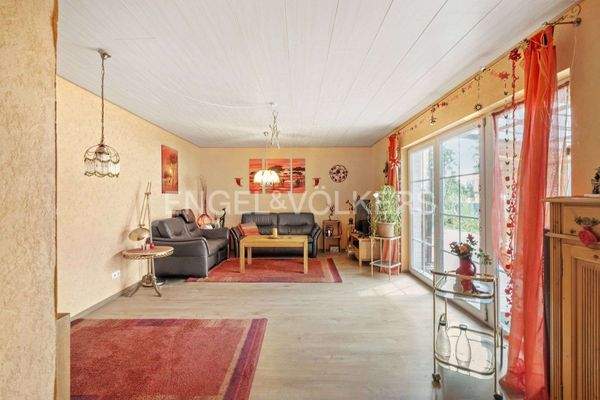 Heller Wohn- und Essbereich