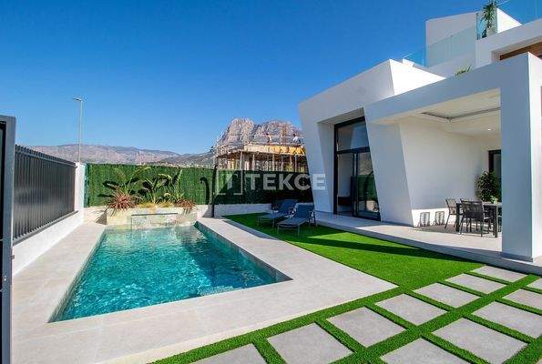 Villas Offering Views of the Sea and Mountains in Alicante