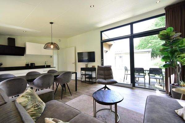 wohnzimmer-kaufen-kaatsheuvel-grosse-fenster-moder