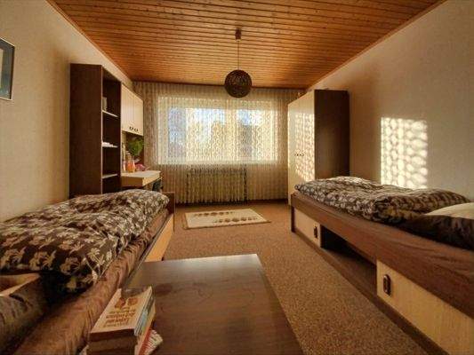 Zimmer im OG (mit separatem Bad)