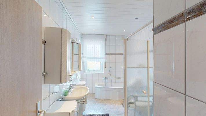 Badezimmer im Erdgeschoss