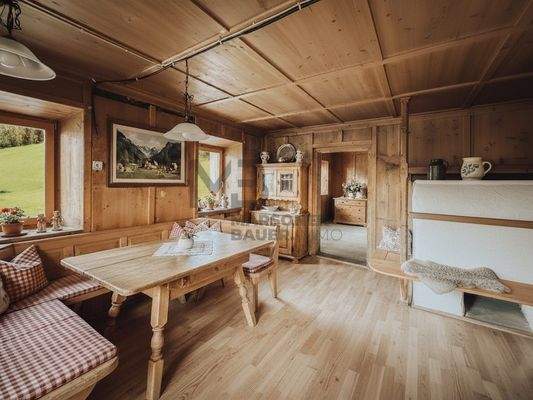 Bestehende Stube mit Einrichtungsvorschlag - stube traditionale esistente con proposta di arredamento (Bild nur zur Veranschaulichung - immagine a solo scopo illustrativo)