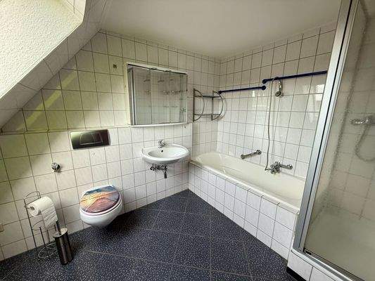 Badezimmer OG-Wohnung
