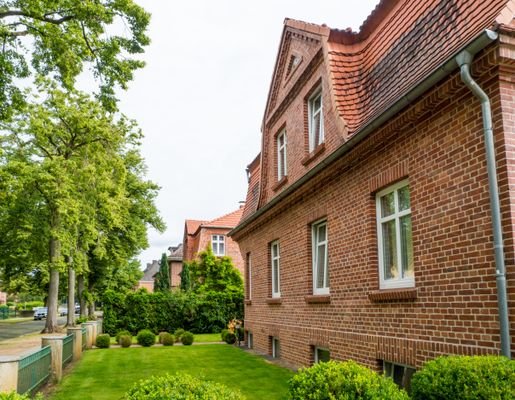 straßenseitige Fensterfront 