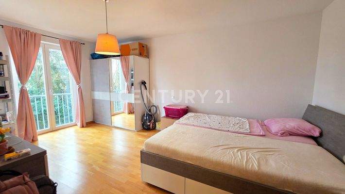 Attraktives geräumiges Schlafzimmer