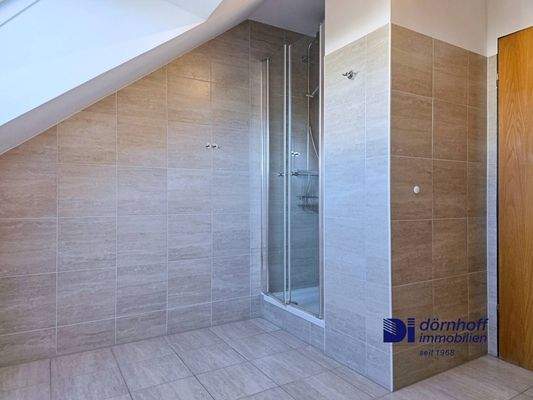 Badezimmer mit Dusche DG