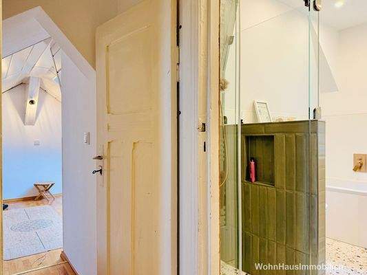 Neben dem Bad gibt es einen schmalen Durchgang...