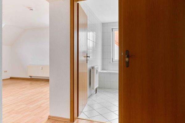 Flur mit Blick ins Tageslichtbad