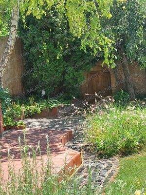 Garten mit separatem Weinkeller