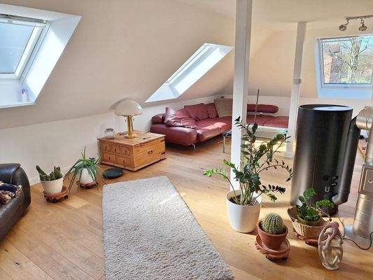 heller Wohnbereich im DG