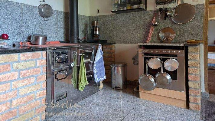 Der Herd rechts produziert die Wärme für die Zentralheizung.jpg