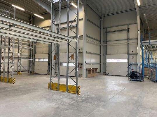 Halle 1 mit 3 Laderampen