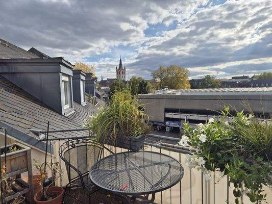 Balkon mit Aussicht auf Kirche St. Gangolf