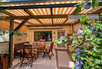 Terrasse mit Pergola