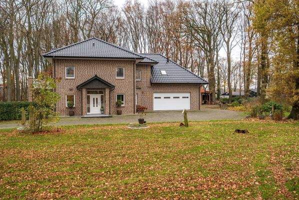 Seitenansicht mit Eingangsbereich