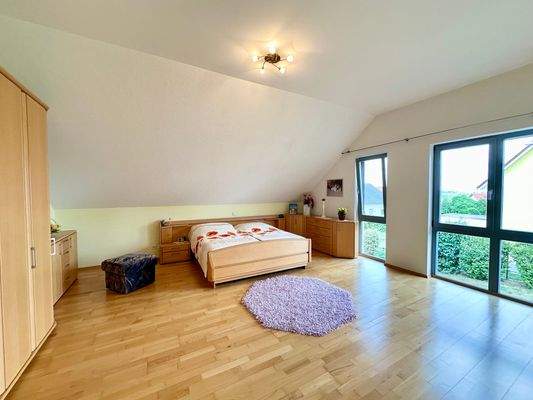großes Schlafzimmer im Obergeschoss
