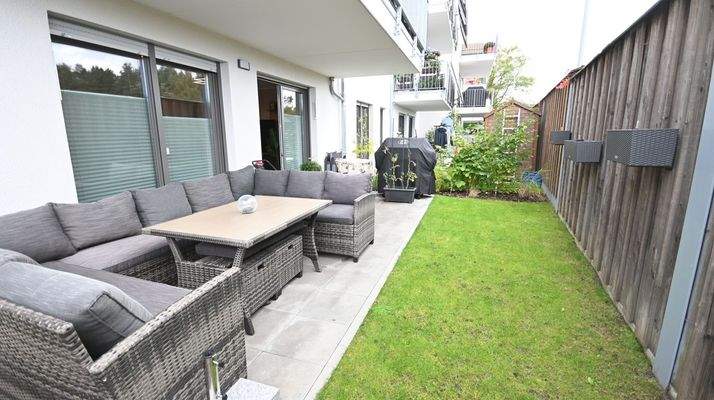 ...mit Zugang zur Terrasse mit kleinem Garten