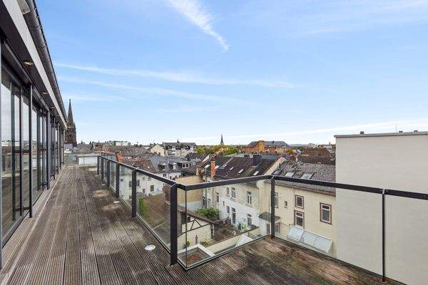 Balkon mit Blick über die Stadt 
