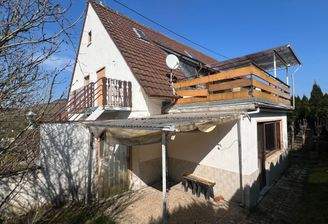 Seitenansicht mit Terrasse und Balkon