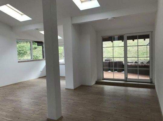 Wohnzimmer mit Zugang zum Gart