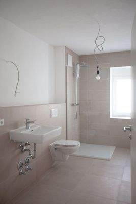 Badezimmer mit Dusche, WC, HRW