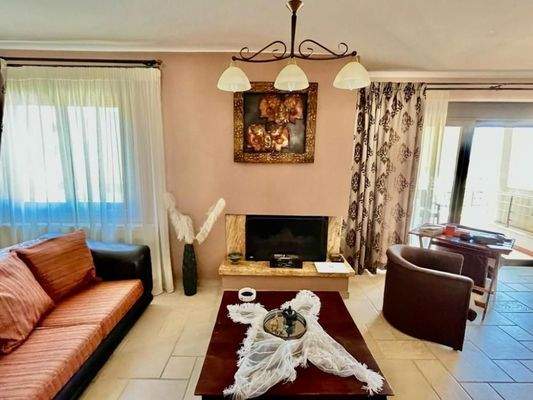 Kreta, Agios Nikolaos: Geräumige Wohnung im 2. Stock mit Panoramablick auf das Meer zu verkaufen