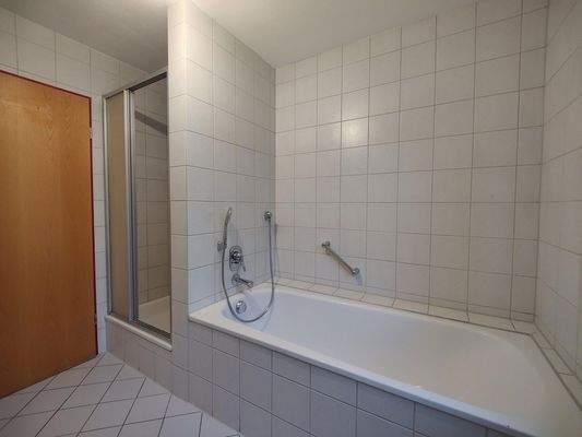 Dusche und Badewanne