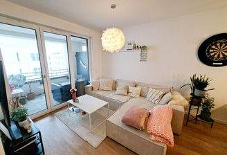 Wohnzimmer mit Balkon 