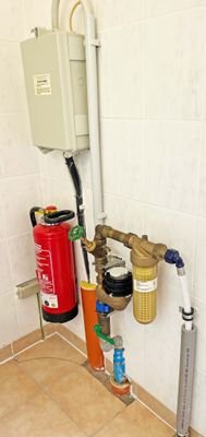 Wasser-Strom-Anschluss.jpg