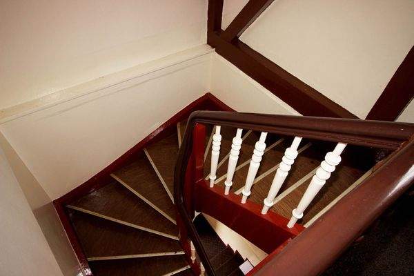 Treppe mit gedrechselten Stäben.jpg