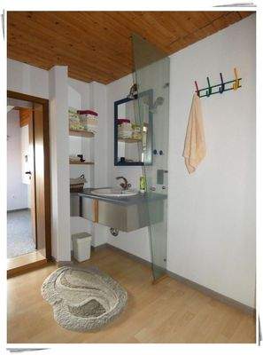 Waschgelegenheit im Gästezimmer DG