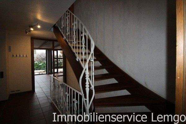 Flur mit Treppe in das OG