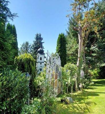 LeBa aussen Park Kirchturm 1.jpg