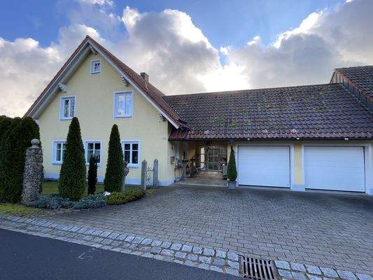 Hausansicht mit zwei Garagen