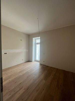 Küche mit Zugang zum Balkon