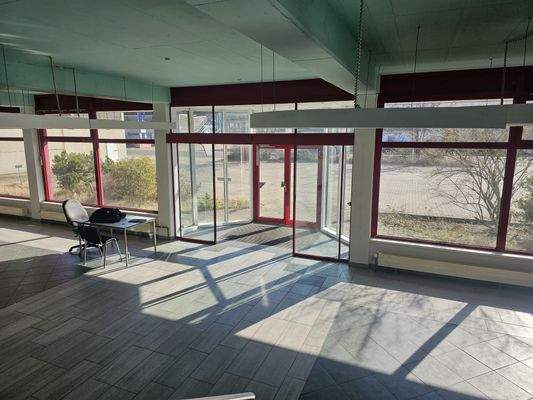 Präsentaionsraum Eingang von Innen.jpeg