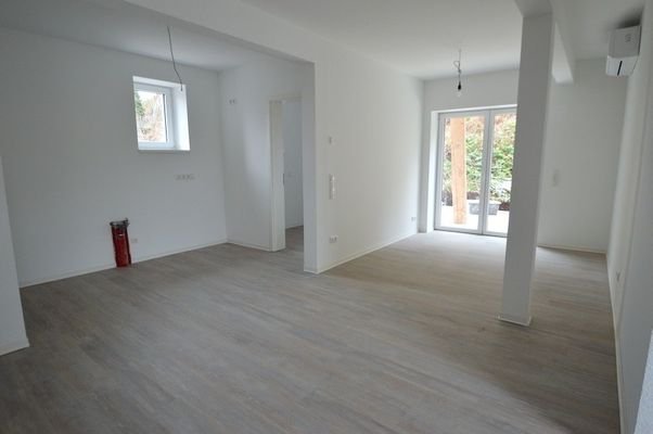 Offene Küche mit Essbereich und Zugang zur Terrasse