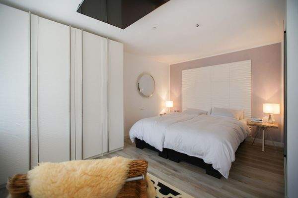 großer Schlafraum im EG mit Zugang zur Terrasse