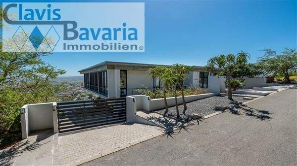 Straßenansicht, ebenerdiger Eingang, großzügig und modern