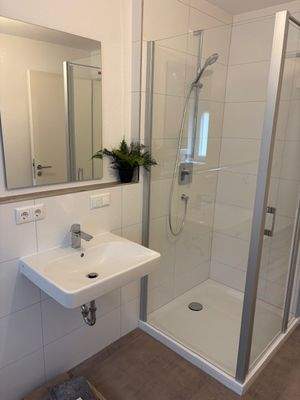 Bild 2 Bad mit Dusche und Badewanne.jpg