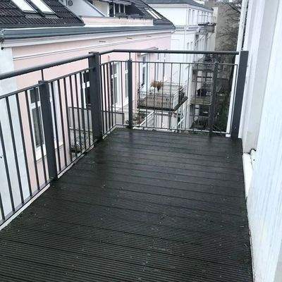 Doppelbalkon zum Hinterhof 