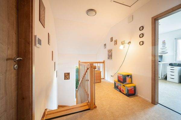 Flur mit Treppenabgang