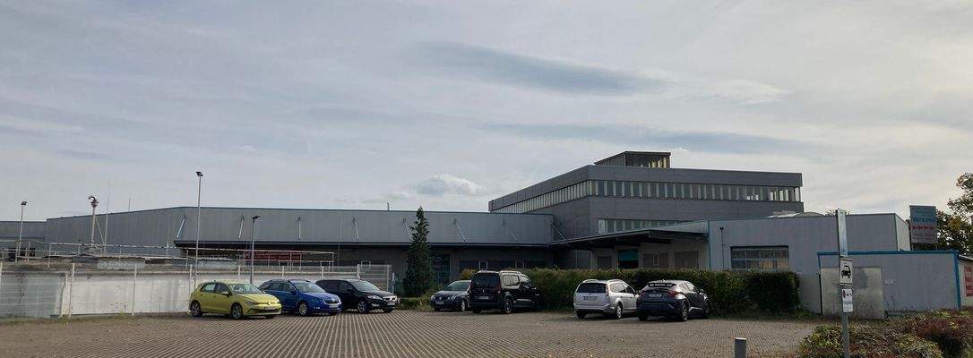 Außenansicht auf Halle 1 und 2.jpg