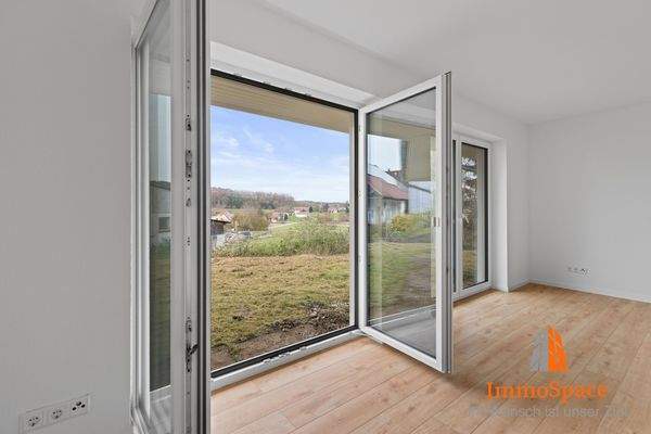 Blick vom Wohnzimmer in den Garten