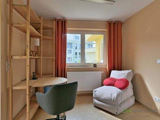 Schreibtisch und bequemer Sessel