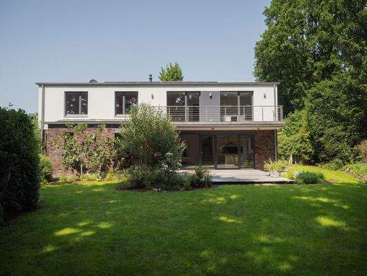 Südansicht mit Rasenfläche