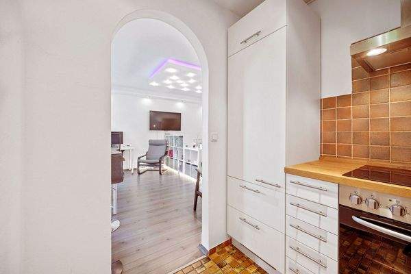 Küche mit Blick ins Wohnzimmer