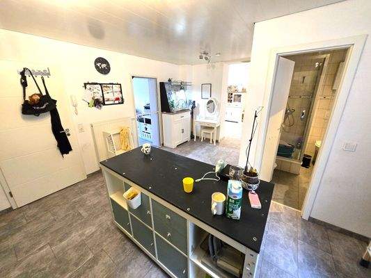 EG: Küche mit Blick ins Bad