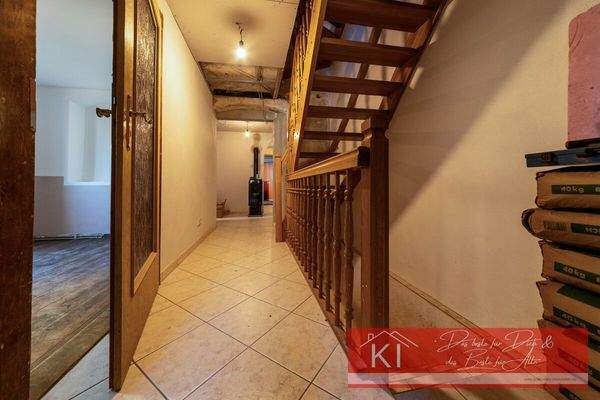 EG Flur rechter Hand und Zugang in den Keller