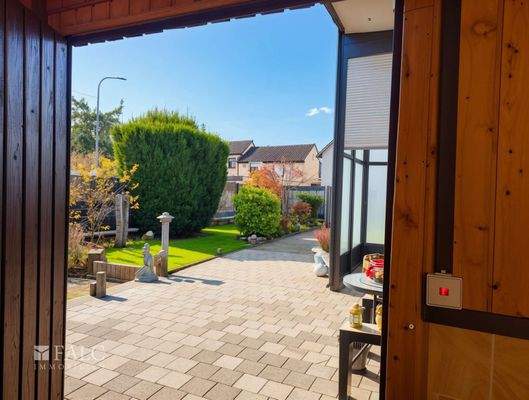 Hof mit Hauseingang - (KI generiert)